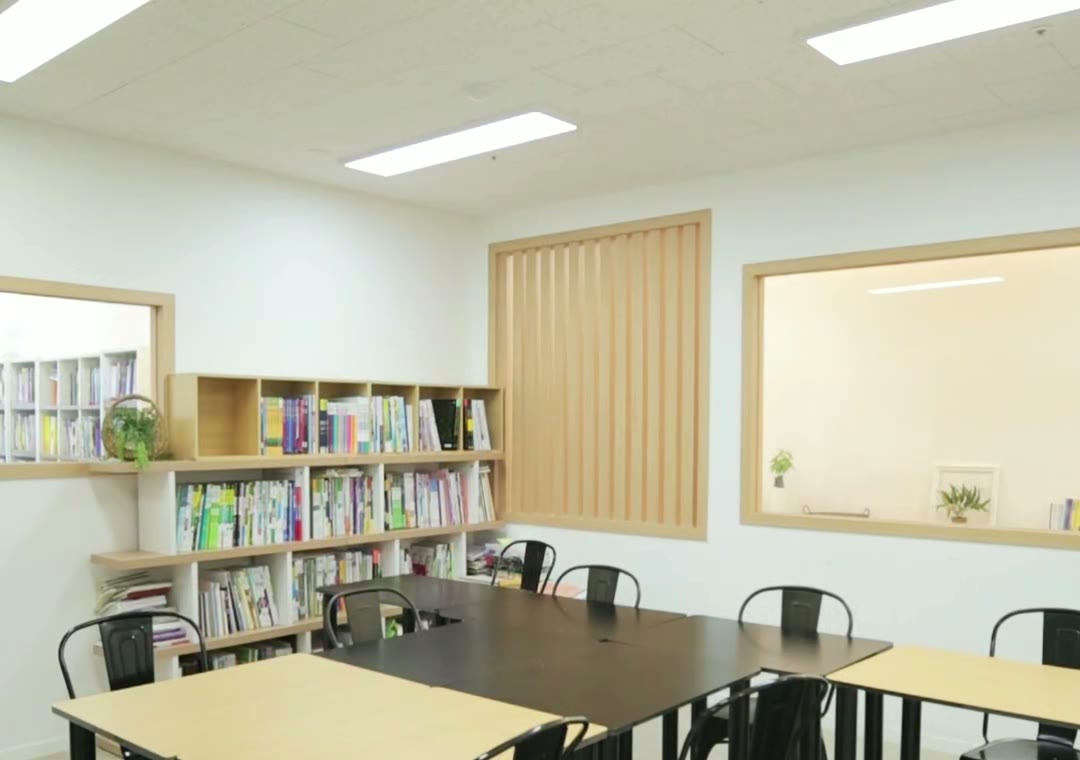 사랑스러운학원 강의실과 학습 테이블